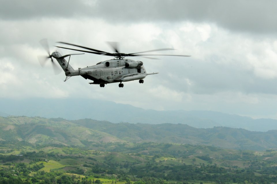 US Navy 080909-N-4515N-183 A CH-53E Super Stallion helicopter from Marine Heavy Helicopter Squadron (HMH) 464, the