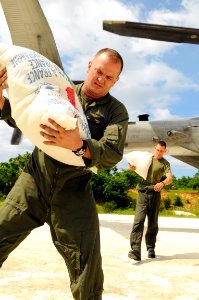 US Navy 080909-N-4515N-628 Aircrew members assigned to Marine Heavy Helicopter Squadron (HMH) 464, the