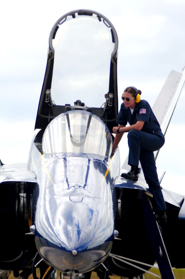 US Navy 080907-N-0411D-021 Aviation Ordnanceman 2nd Class Alisha Raper, plane captain for U.S. Navy flight demonstration team aircraft Blue Angel Five, gives final confirmation to her pilot, Lt. Cmdr. Craig Olson