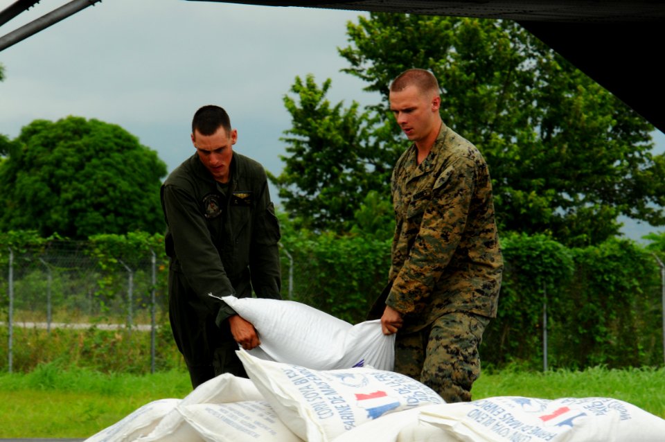 US Navy 080909-N-4515N-251 AIR crew members assigned to Marine Heavy Helicopter Squadron (HMH) 464, the