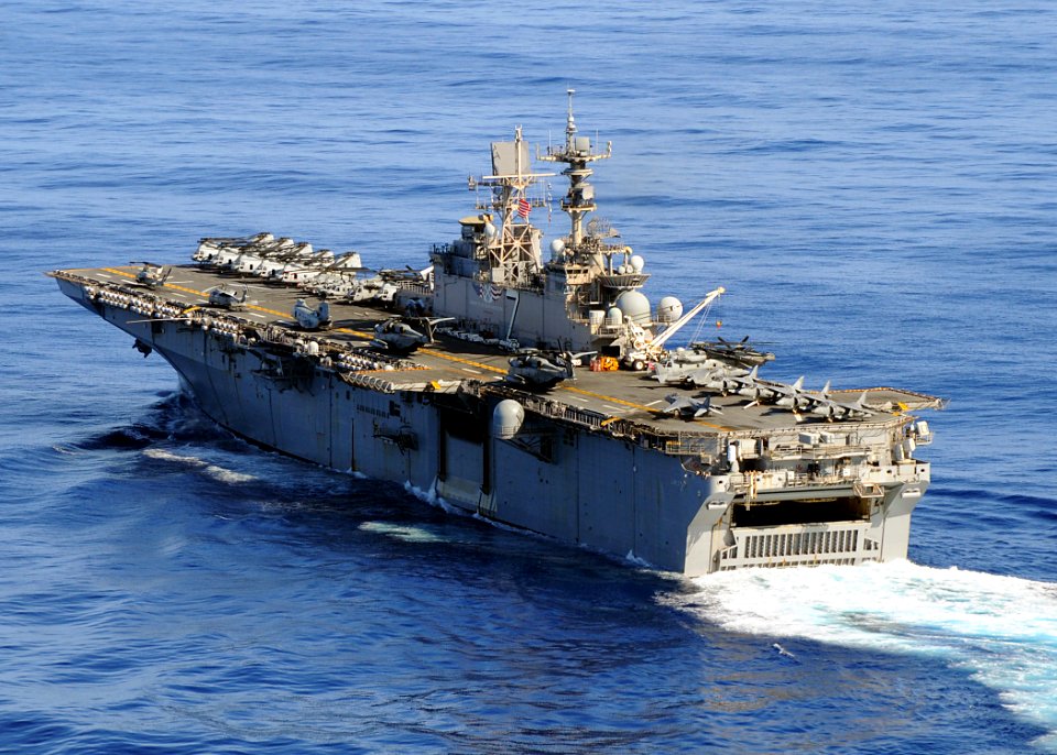 US Navy 080906-N-1082Z-015 The multi-purpose amphibious assault ship USS Iwo Jima (LHD 7) transits the Atlantic Ocean