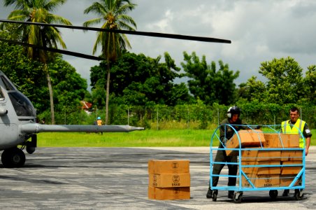 US Navy 080909-N-4515N-198 Air crew members assigned to Marine Heavy Helicopter Squadron (HMH) 464, the photo