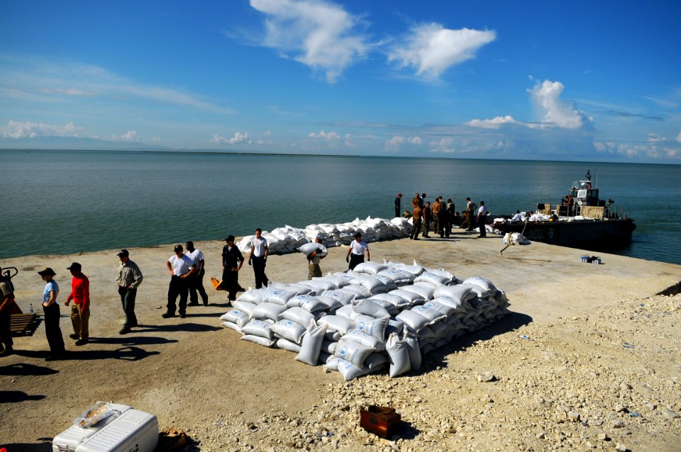 US Navy 080912-N-4515N-402 Service members embarked aboard the amphibious assault ship USS Kearsarge (LHD 3) unload food and supplies for delivery to areas affected by recent hurricanes