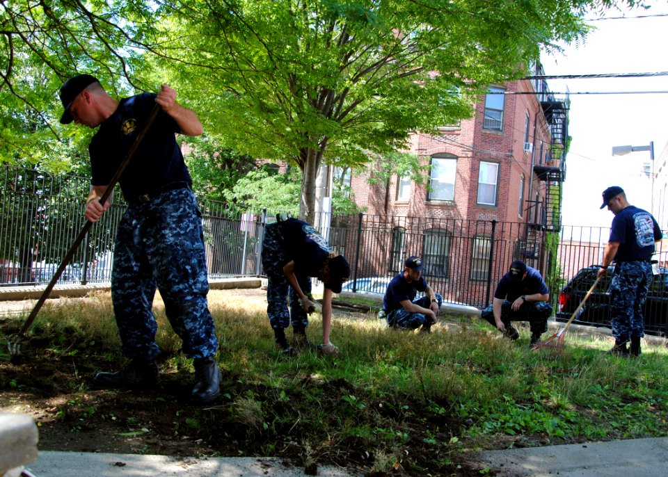 US Navy 110822-N-AU127-367 Chief selectees clean the grounds of Warren Prescott School