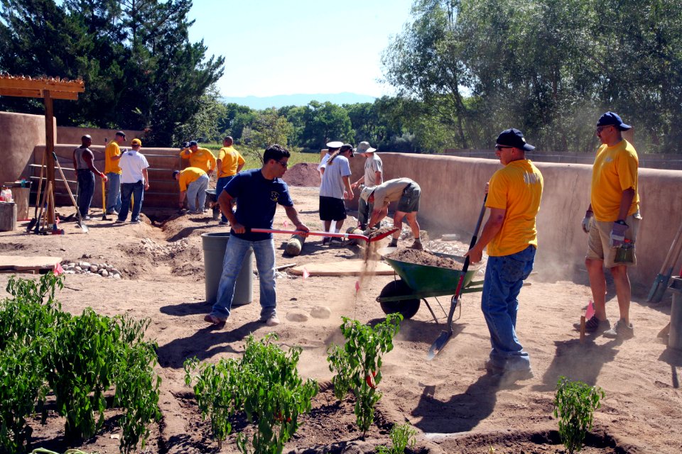 US Navy 080913-N-3271W-055 The Chief's Mess of Navy Recruiting District Phoenix participates in a landscape service project