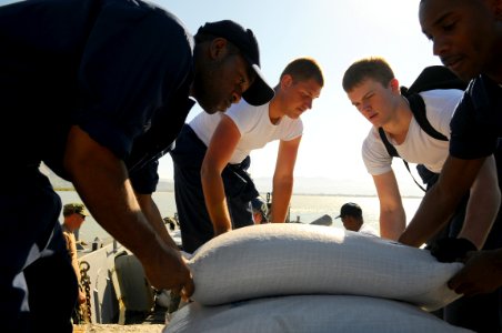 US Navy 080912-N-4515N-010 ervice members embarked aboard the amphibious assault ship USS Kearsarge (LHD 3) unload food and supplies for delivery to areas affected by recent hurricanes photo