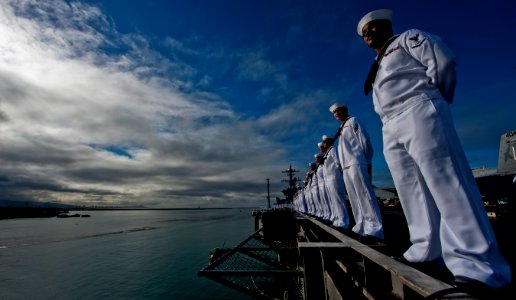 US Navy 110607-N-TU221-214 Sailors man the rails aboard USS Carl Vinson (CVN 70) as Carl Vinson arrives in Pearl Harbor