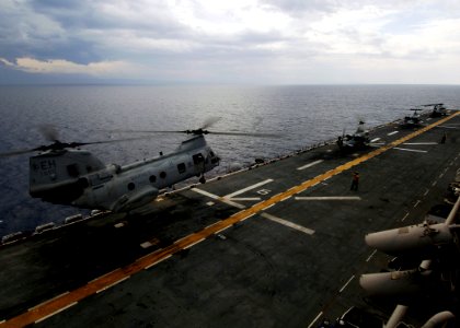 US Navy 080920-N-4236E-034 A CH-46E lands on the flight deck of the multi-purpose amphibious assault ship USS Iwo Jima (LHD 7)