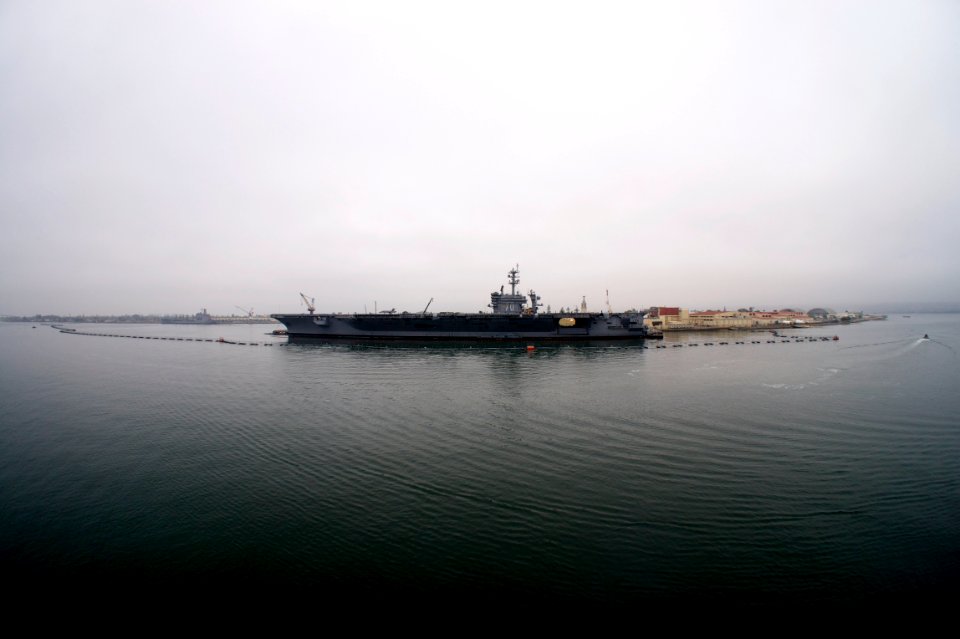 US Navy 110830-N-ZC343-523 USS Carl Vinson (CVN 70) is moored at Naval Base Coronado
