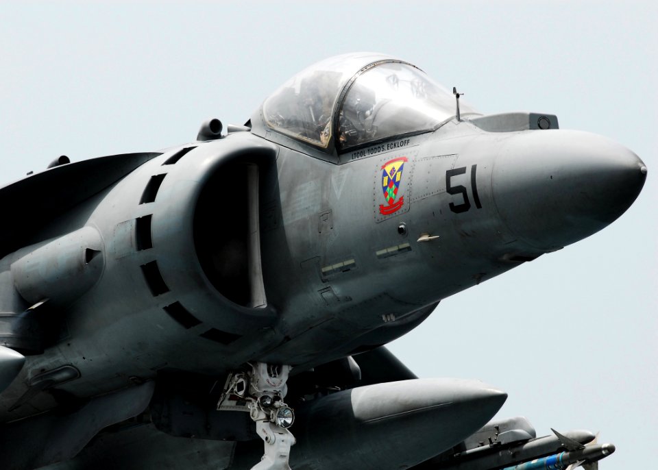 US Navy 080922-N-2183K-065 An AV-8B Harrier jet lands aboard the amphibious assault ship USS Peleliu (LHA 5)