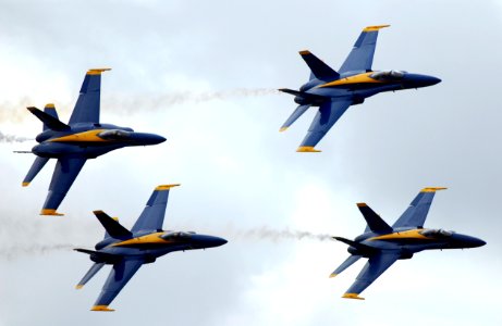 US Navy 080920-N-5345W-126 Four F-A-18C Hornet from the Blue Angels fly in the diamond formation