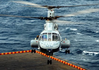 US Navy 080922-N-2183K-045 A CH-53E Super Stallion helicopter lands aboard the amphibious assault ship USS Peleliu (LHA 5)
