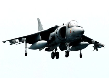 US Navy 080922-N-2183K-061 An AV-8B Harrier jet lands aboard the amphibious assault ship USS Peleliu (LHA 5)