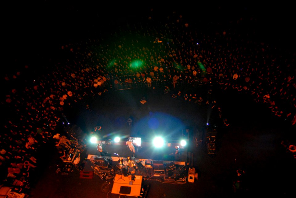 US Navy 080924-N-1635S-003 Sailors crowd onto the flight deck of the Nimitz-class aircraft carrier USS Ronald Reagan (CVN 76) to enjoy a concert by Scott Stapp