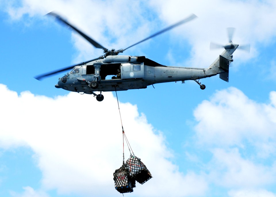 US Navy 080929-N-2183K-035 An MH-60S Sea Hawk carries a cargo pendant