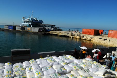 US Navy 080926-N-4515N-137 Haitian civilians unload relief supplies from a landing craft utility assigned to Assault Craft Unit (ACU) 2 embarked aboard the amphibious assault ship USS Kearsarge (LHD 3) photo