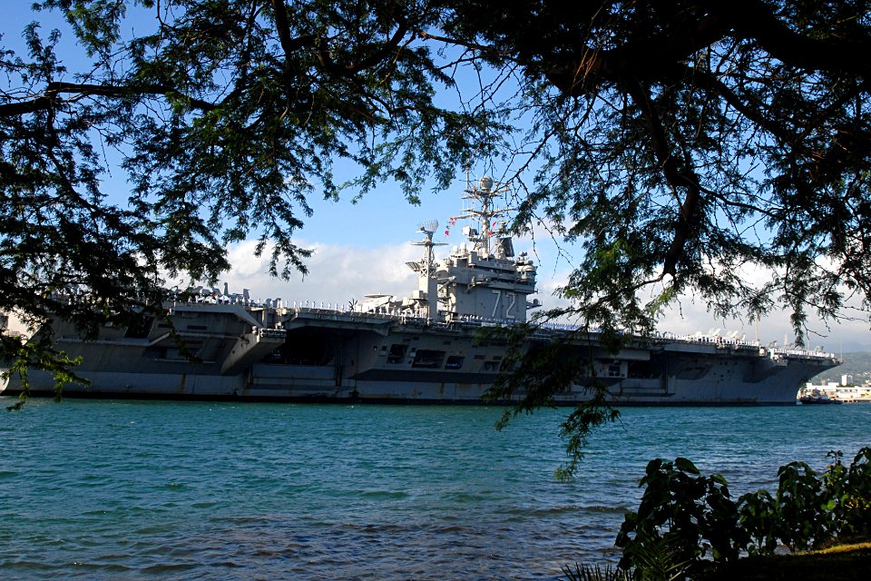 US Navy 080930-N-0995C-033 The aircraft carrier USS Abraham Lincoln (CVN-72) makes its way into Naval Station Pearl Harbor on a brief stop after their six-month deployment