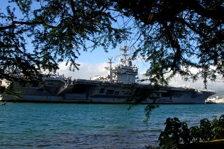 US Navy 080930-N-0995C-033 The aircraft carrier USS Abraham Lincoln (CVN-72) makes its way into Naval Station Pearl Harbor on a brief stop after their six-month deployment