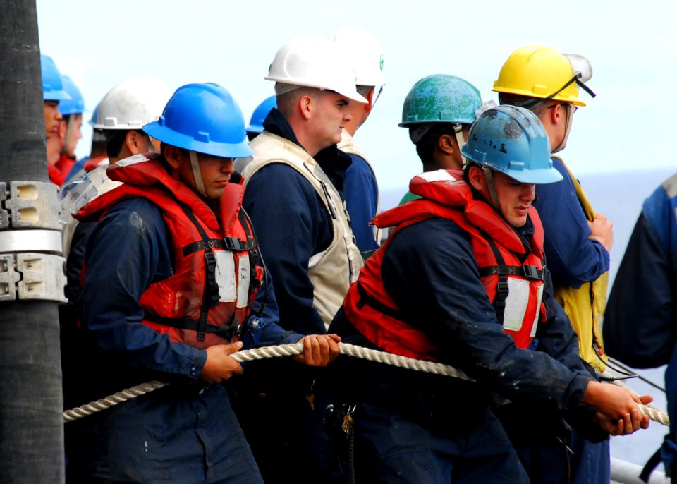 US Navy 081001-N-2183K-080 Crew members hoist the fuel probe to the guided-missile destroyer USS Halsey (DDG 97)