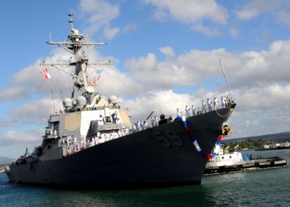 US Navy 081001-N-9758L-096 The Arleigh Burke-class guided-missile destroyer USS Russell (DDG 59) makes her way pier side to Naval Station (NAVSTA) Pearl Harbor
