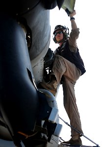 US Navy 101116-N-2908M-003 Sgt. Daniel Howington, assigned to Medium Tiltrotor Squadron (VMM) 266 (Reinforced), 26th Marine Expeditionary Unit, ins