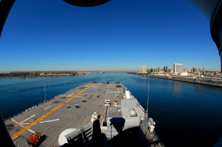 US Navy 081007-N-4774B-046 The amphibious assault ship USS Boxer (LHD 4) transits the waters of San Diego Bay