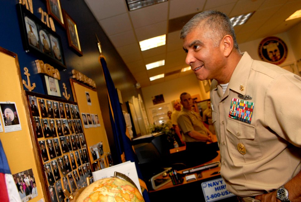 US Navy 081009-N-9818V-130 Master Chief Petty Officer of the Navy (MCPON) Joe R. Campa Jr. speaks with Navy Recruiters