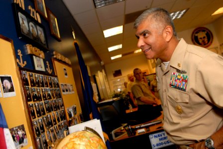 US Navy 081009-N-9818V-130 Master Chief Petty Officer of the Navy (MCPON) Joe R. Campa Jr. speaks with Navy Recruiters photo