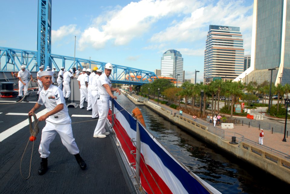 US Navy 081010-N-0486G-007 A Sailor aboard the guided-missile frigate USS Stephen W. Groves (FFG 29) throws a heaving line to moor the ship at the North Bank of the Riverwalk in downtown Jacksonville