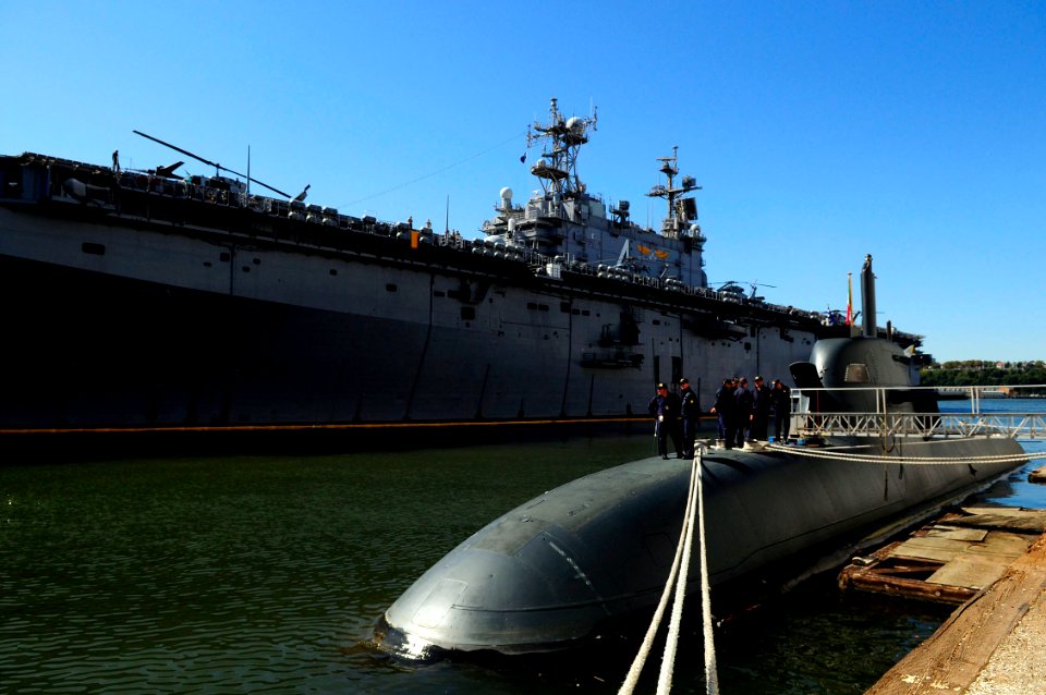 US Navy 081011-N-5758H-138 USS Nassau (LHA 4) and the Italian submarine ITS Salvatore Todaro (S 526) moor pierside in West Manhattan, N.Y