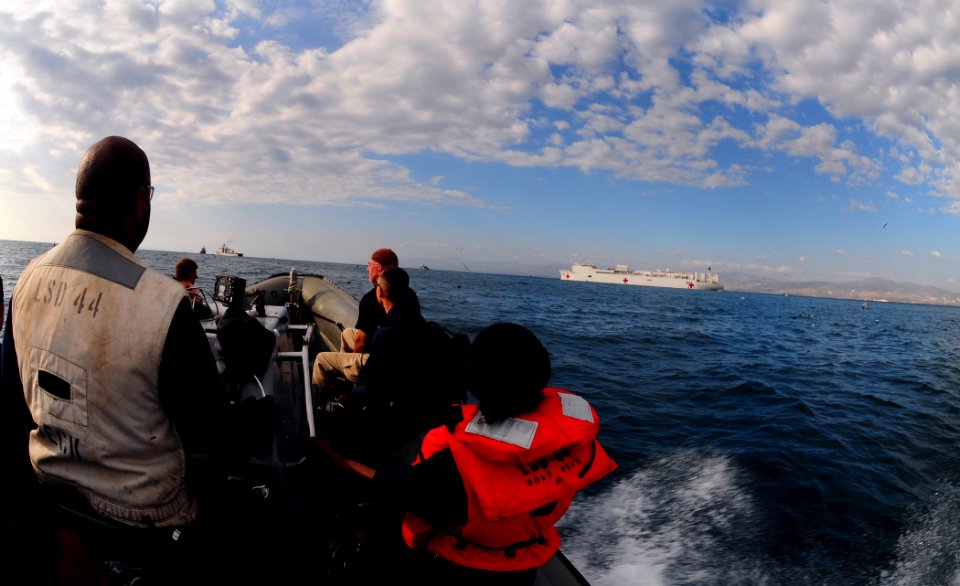 US Navy 100122-N-7508R-029 A rigid-hull inflatable boat transports Sailors from the Killick Coast Guard Station to USS Gunston Hall (LSD 44)
