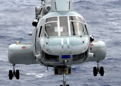 US Navy 081017-N-2183K-039 A CH-46E Sea Knight helicopter approaches the flight deck of the amphibious assault ship USS Peleliu (LHA 5)