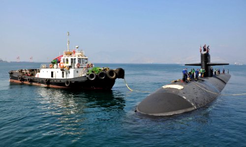US Navy 100226-N-0000X-001 A tug boat comes alongside the Los Angeles-class attack submarine USS Houston (SSN 713) as she arrives in Subic Bay, Philippines