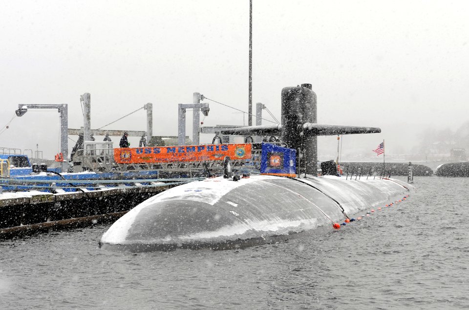 US Navy 090115-N-8467N-001 he fast attack submarine USS Memphis (SSN 691) is moored to the pier at Submarine Base New London in a snowstorm