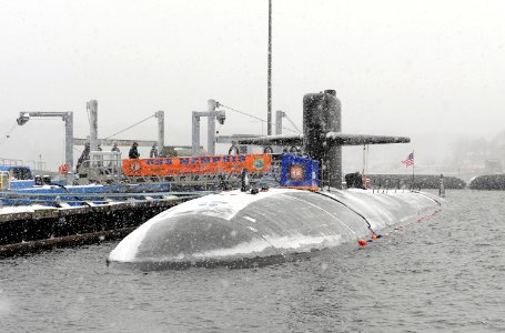 US Navy 090115-N-8467N-001 he fast attack submarine USS Memphis (SSN 691) is moored to the pier at Submarine Base New London in a snowstorm