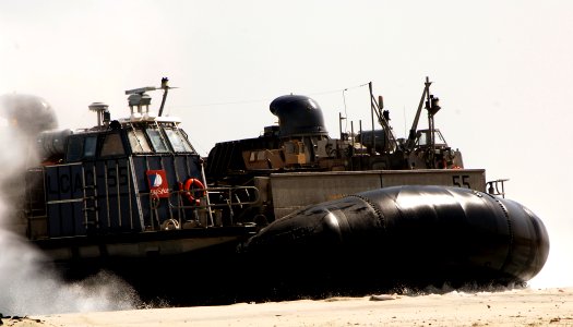 US Navy 081018-N-4236E-185 A landing craft air cushion (LCAC) assigned to Assault Craft Unit (ACU) 4 conducts amphibious operations from the multi-purpose amphibious assault ship USS Iwo Jima (LHD 7)