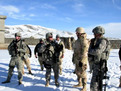 US Navy 090122-N-1469M-027 Cmdr. Timothy Callahan speaks with Adm. Jonathan W. Greenert