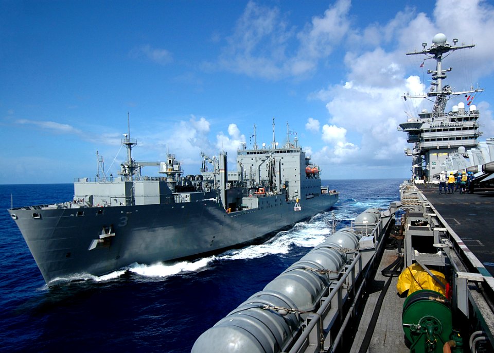 US Navy 081018-N-1062H-036 USNS Alan Shepard (T-AKE 3) sends cargo to the Nimitz-class aircraft carrier USS George Washington (CVN 73)