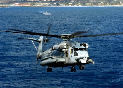 US Navy 081103-N-2183K-043 A CH-53E Super Stallion helicopter approaches the amphibious assault ship USS Peleliu (LHA 5)
