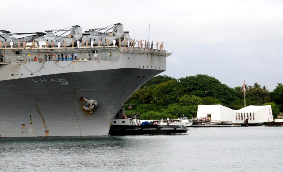 US Navy 081025-N-9758L-102 Sailors and Marin eaboard the Tarawa-class amphibious assault ship USS Peleliu (LHA 5) man the rails