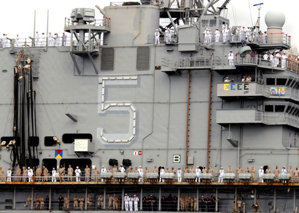 US Navy 081025-N-9758L-154 Sailors and Marines aboard the Tarawa-class amphibious assault ship USS Peleliu (LHA 5) man the rails