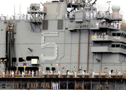 US Navy 081025-N-9758L-154 Sailors and Marines aboard the Tarawa-class amphibious assault ship USS Peleliu (LHA 5) man the rails