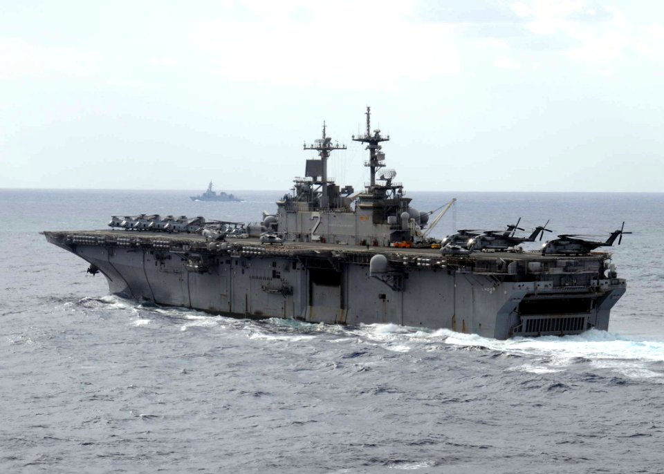 US Navy 081119-N-1644H-110 USS Essex (LHD 2) transits the Pacific Ocean at the culmination of ANNUALEX 2008
