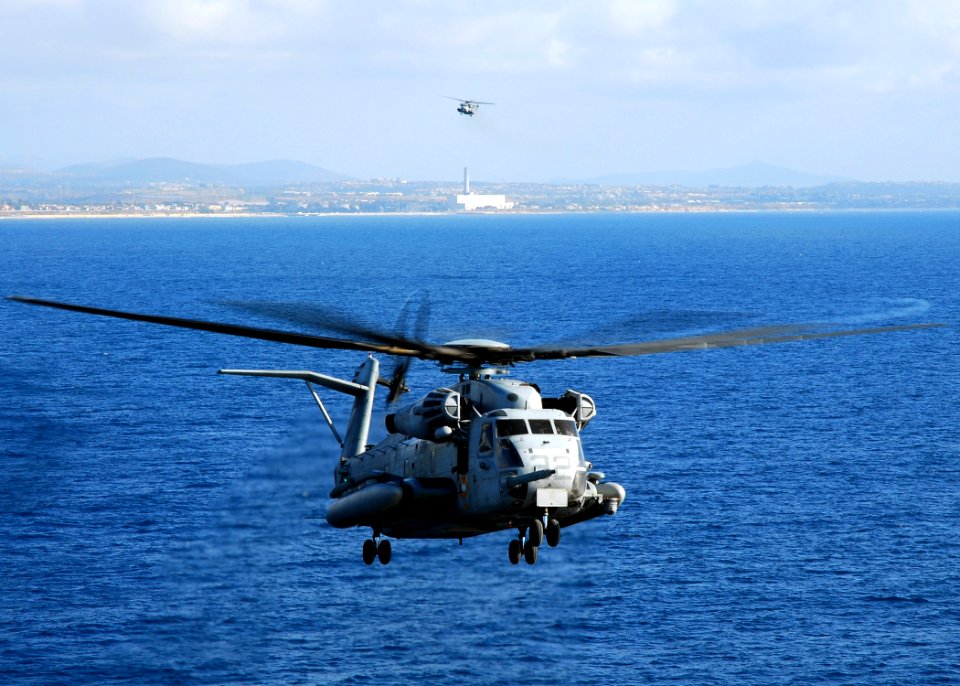US Navy 081103-N-2183K-050 A CH-53E Super Stallion helicopter approaches the amphibious assault ship USS Peleliu (LHA 5)