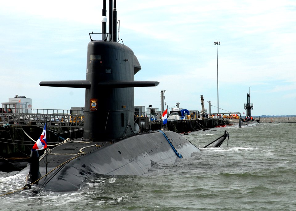 US Navy 081029-N-7668G-018 he Dutch submarine HNLMS Walrus (SSK S802) and the Los Angeles-class attack submarine USS Tucson (SSN 770) share a pier at Naval Station Norfolk