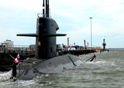 US Navy 081029-N-7668G-018 he Dutch submarine HNLMS Walrus (SSK S802) and the Los Angeles-class attack submarine USS Tucson (SSN 770) share a pier at Naval Station Norfolk photo