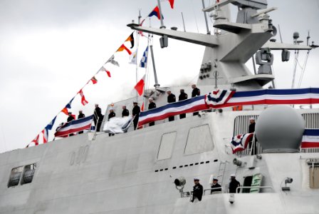 US Navy 081108-N-0437M-162 Sailors man the rails of USS Freedom (LCS 1) during a commissioning ceremony at Veterans Park