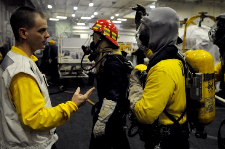 US Navy 081114-N-3659B-544 hief Aviation Boatswain's Mate (Handling) Brian Hurrell trains a Sailor during a general quarters drill