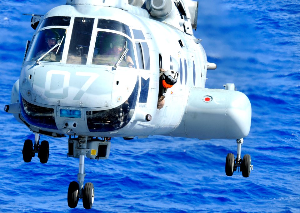 US Navy 100525-N-7948R-441 -46E Sea Knight helicopter approaches the flight deck of the amphibious assault ship USS Peleliu (LHA 5)