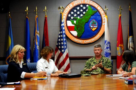 US Navy 100819-N-9818V-504 Master Chief Petty Officer of the Navy (MCPON) Rick West discusses issues and concerns with ombudsmen
